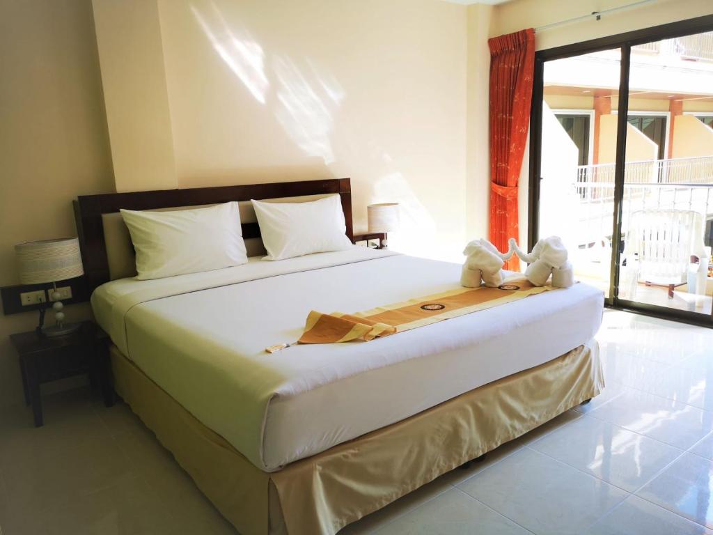 Posteľ alebo postele v izbe v ubytovaní Seven Seas Hotel Patong Beach