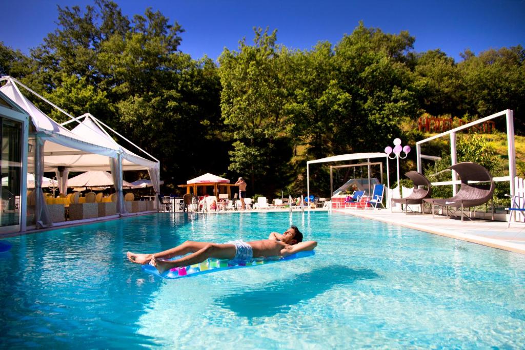 Bazén v ubytování Hotel Posta nebo v jeho okolí