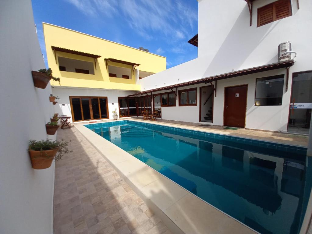 uma villa com uma piscina e uma casa em Pousada Mar de Miroca em São Miguel do Gostoso