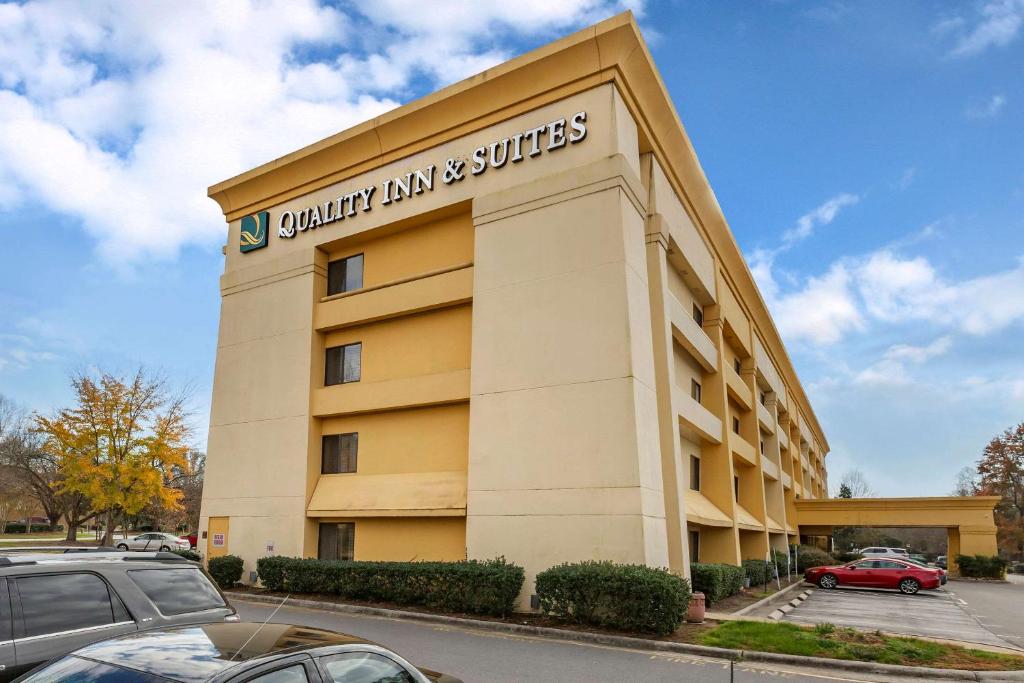 un edificio con un cartel que lee posada y suites universitarias en Quality Inn & Suites Raleigh Durham Airport en Morrisville