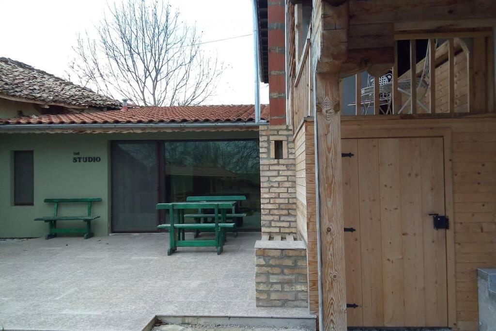 a patio with a picnic table and a wooden door at The white House (studio apartment) in Palamarca