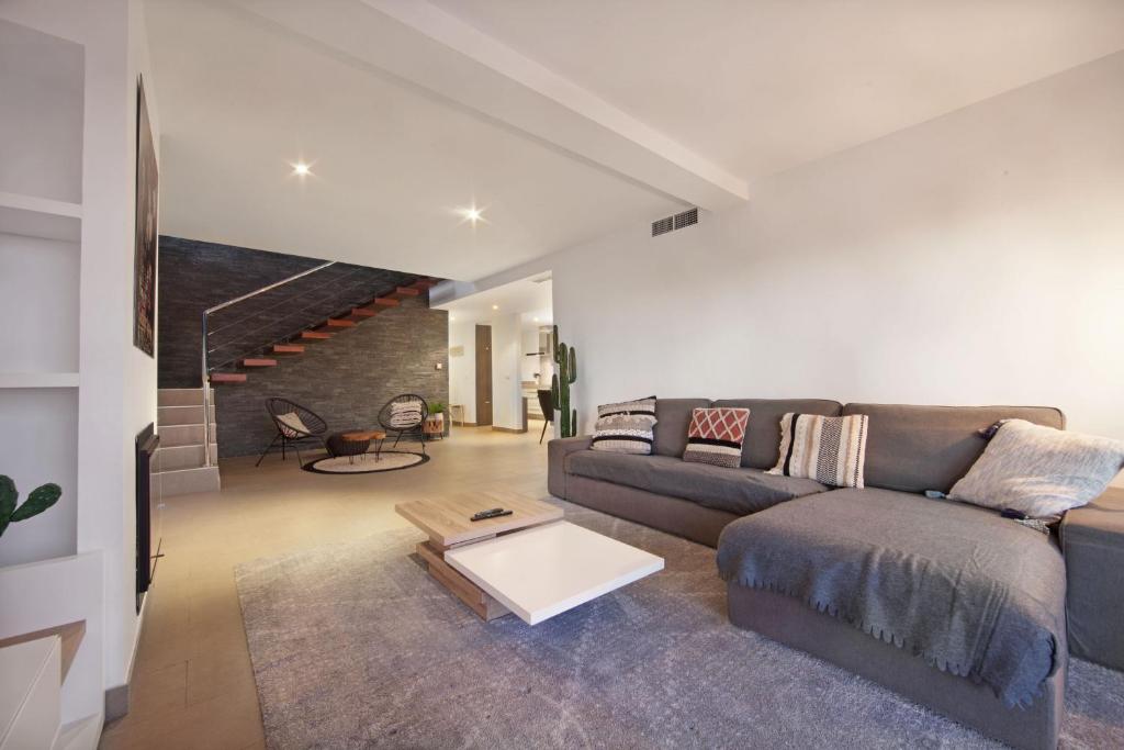 Posezení v ubytování Modern Villa close to Costabella beach