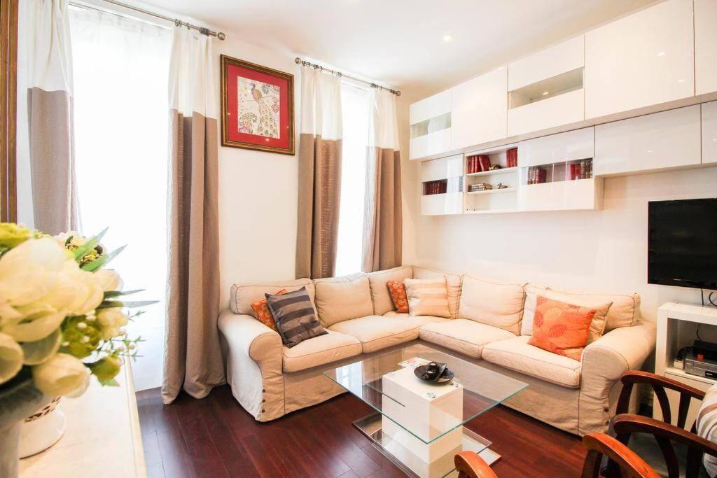 a living room with a couch and a table at Grand appartement pour 4 personnes/ Cours Lieutaud in Marseille