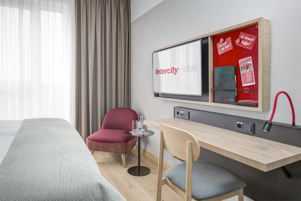 A television and/or entertainment centre at IntercityHotel Wiesbaden