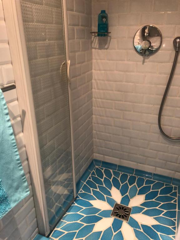 Ein Badezimmer in der Unterkunft Les Grimaldines - Maison d&#39;Hôtes