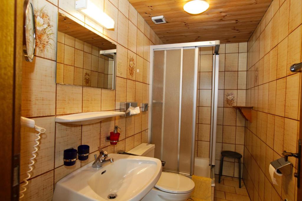 Koupelna v ubytování Panorama-Ferienhaus im Stubaital