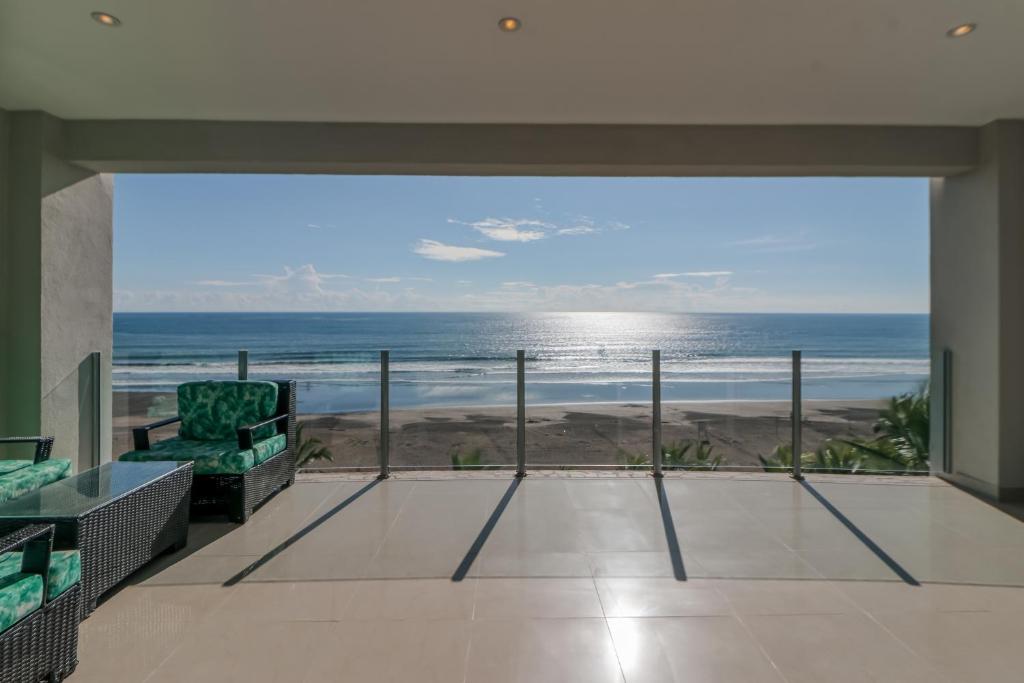 uma sala de estar com vista para o oceano em Diamante del Sol 602N em Jacó