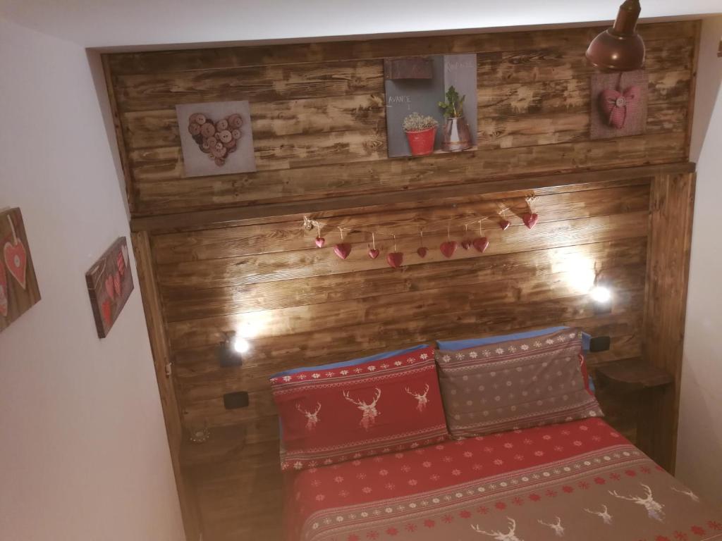 a room with a wooden wall with pillows on it at Appartamento Gentiana psdCIR0037 in Pré-Saint-Didier