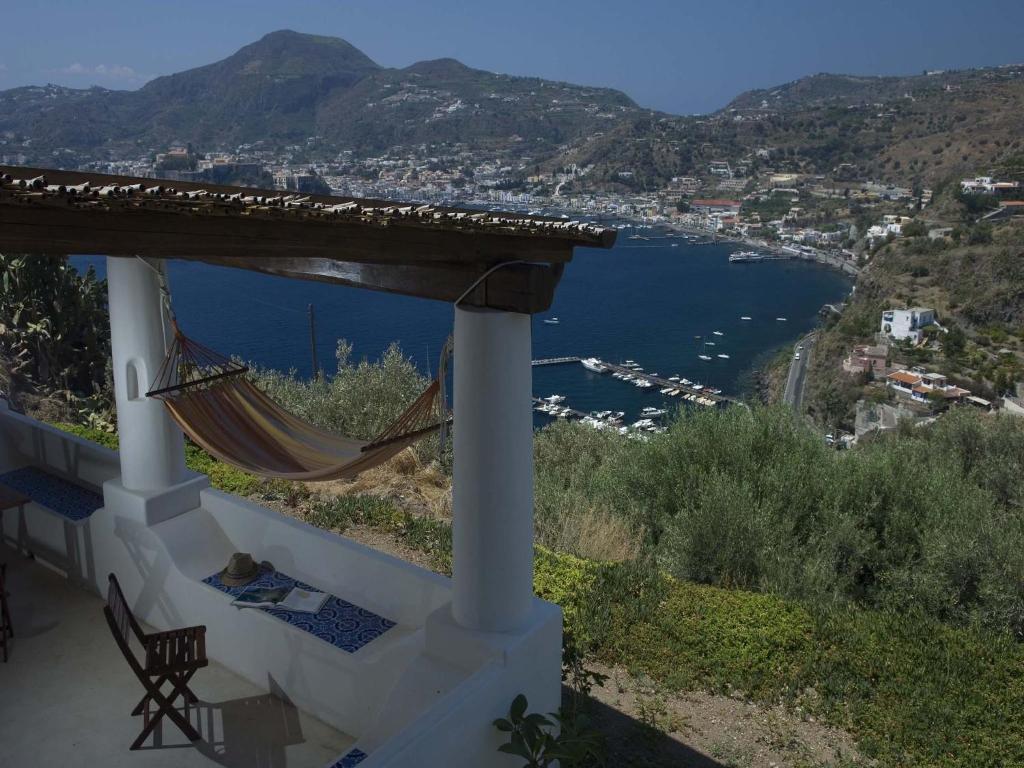 un balcón de una casa con vistas al agua en Harmattan, en Lipari