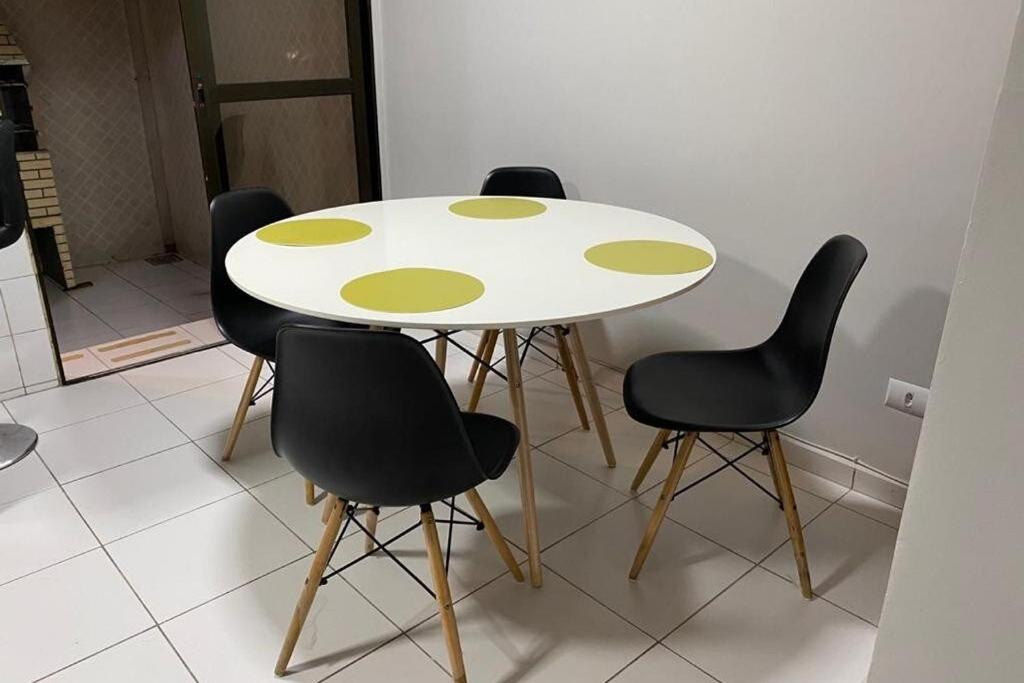  Apartamento C/ Piscina no Centro de Ubatuba