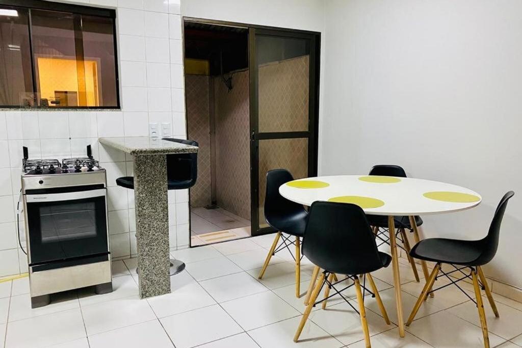  Apartamento C/ Piscina no Centro de Ubatuba