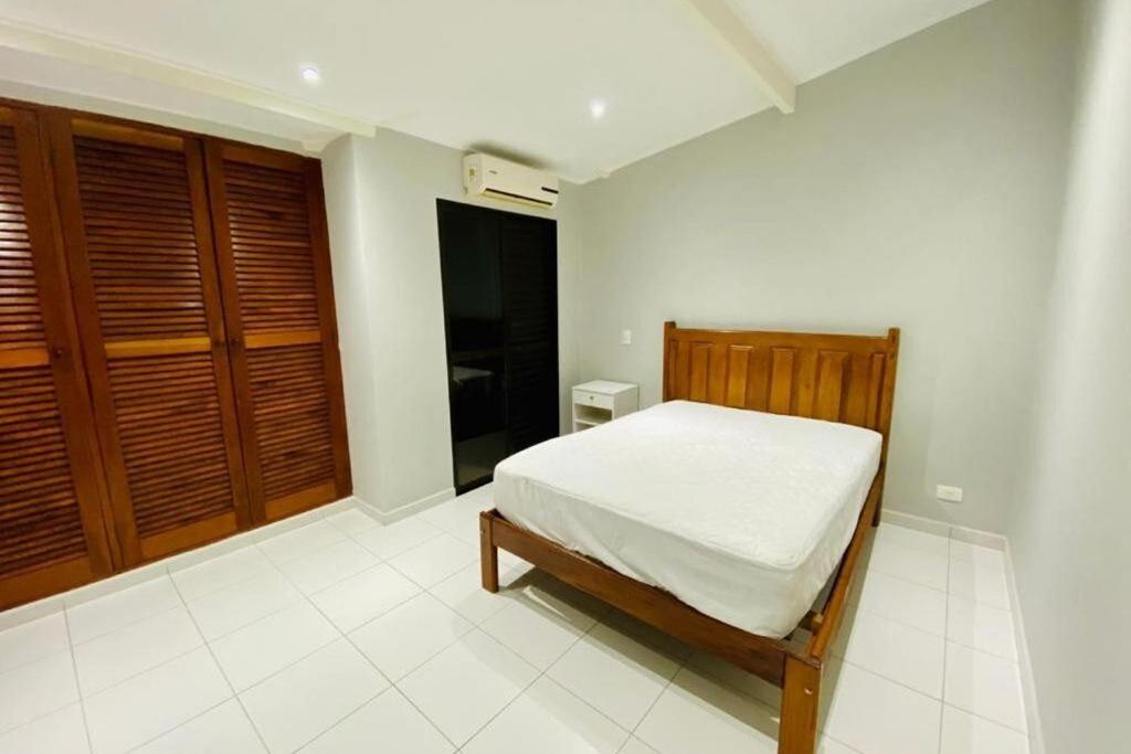  Apartamento C/ Piscina no Centro de Ubatuba