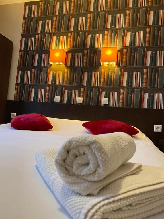 Postel nebo postele na pokoji v ubytování Logis Hostellerie De L'Abbaye