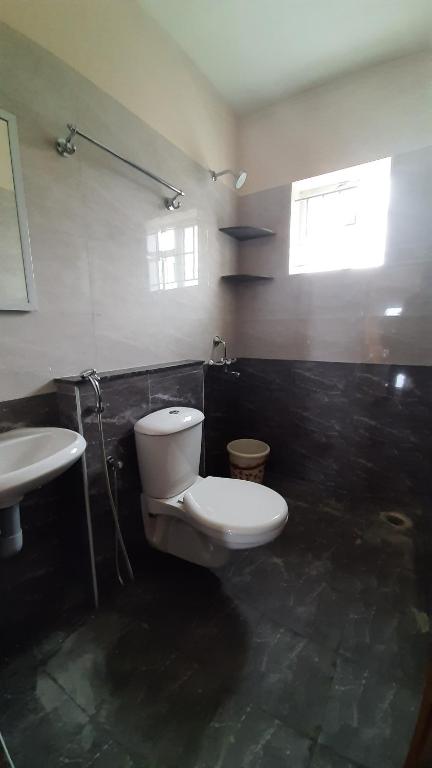Koupelna v ubytování Shantham Service Apartments, Kinathukadavu, Coimbatore