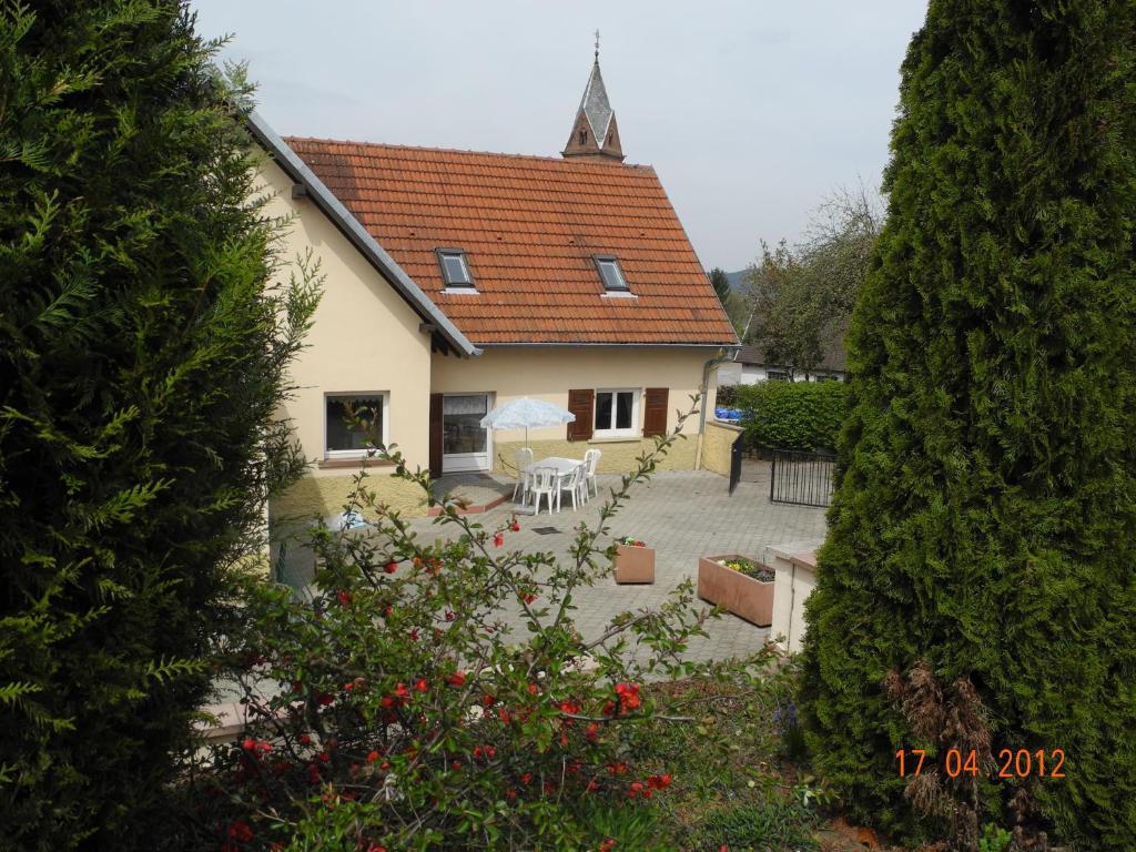 uma casa com um jardim em frente em Au Pied du Chateau em Lichtenberg