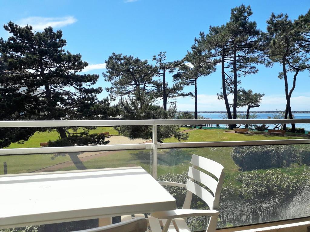 une table et des chaises sur un balcon avec vue sur l'océan dans l'établissement B17 Studio avec vue imprenable, à Arcachon