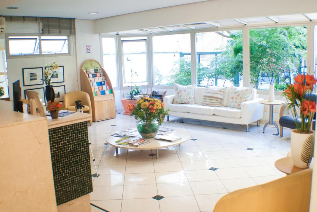uma sala de estar com um sofá e uma mesa em Residencial Bella Vista Suites em São Paulo