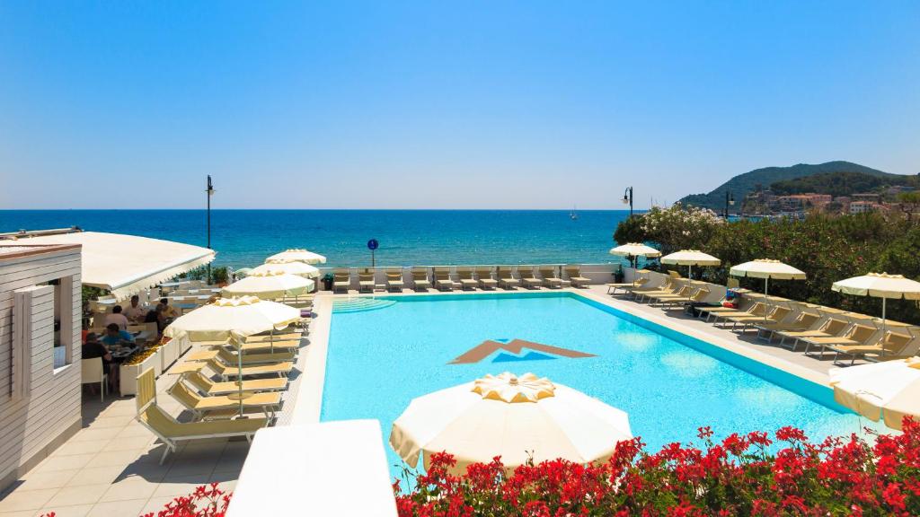 Bazén v ubytování Hotel Montecristo nebo v jeho okolí