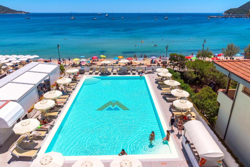 Bazén v ubytování Hotel Montecristo nebo v jeho okolí