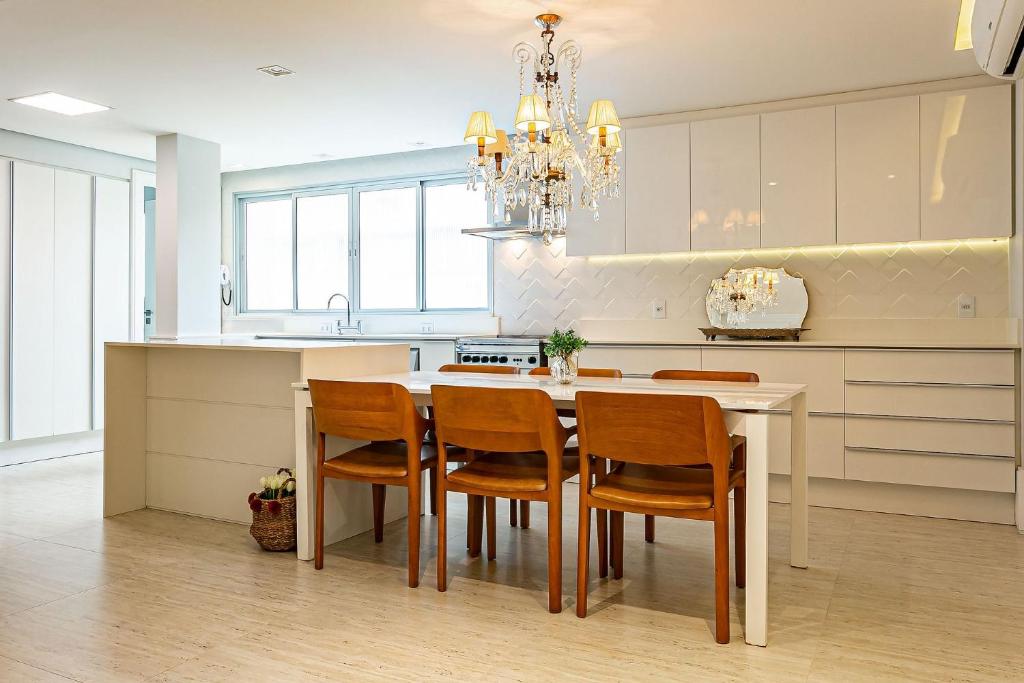  Apartamento Moderno e Aconchegante com ótima Localização CA19I