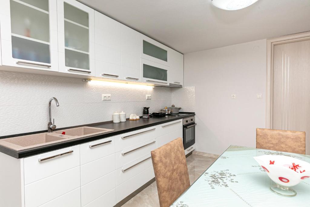 Kuchyňa alebo kuchynka v ubytovaní Loridis View Apartments
