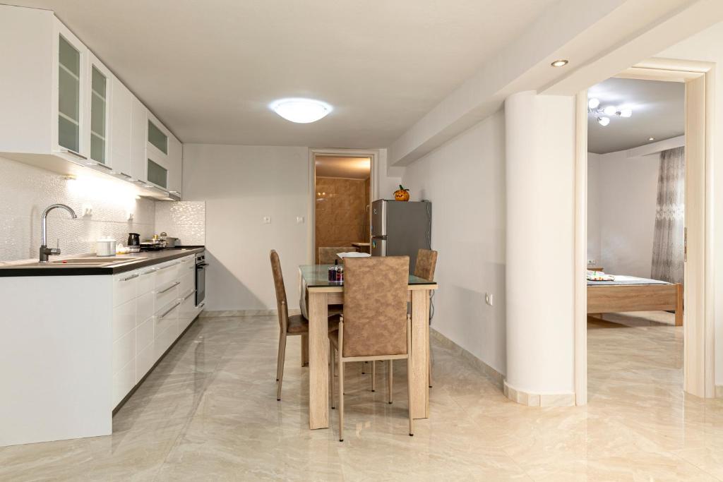 Kuchyňa alebo kuchynka v ubytovaní Loridis View Apartments