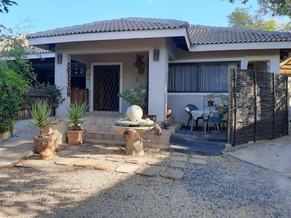 uma pequena casa com um portão em frente em Aloes Bush Stay em Hoedspruit