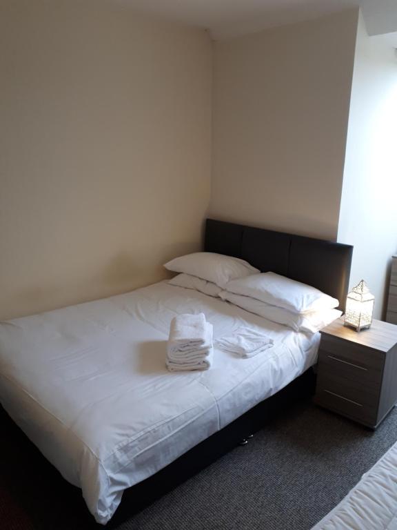 1 dormitorio con 1 cama con 2 toallas en Marvellous Meridian Maisonette en Ifield