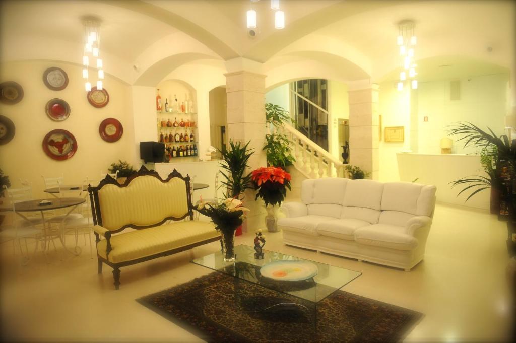 sala de estar con sofá y mesa en Albergo Le Dodici Lune, en Montecorvino Rovella