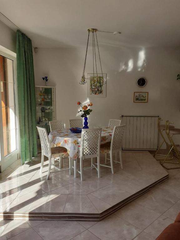 A seating area at Dália Ház