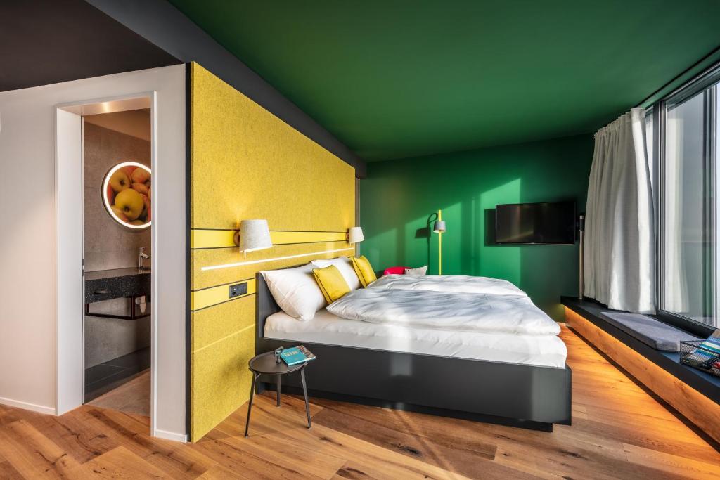 a bedroom with a bed with a yellow and green wall at Macardo Premium B&B 