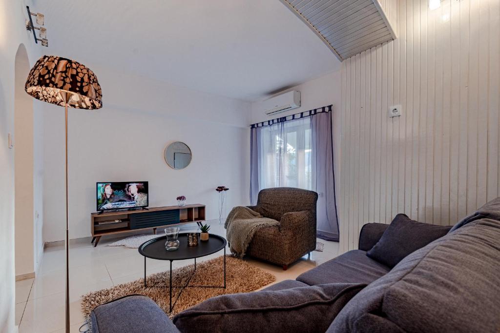 ein Wohnzimmer mit einem Sofa und einem Tisch in der Unterkunft Apartment Nikita in Vela Luka