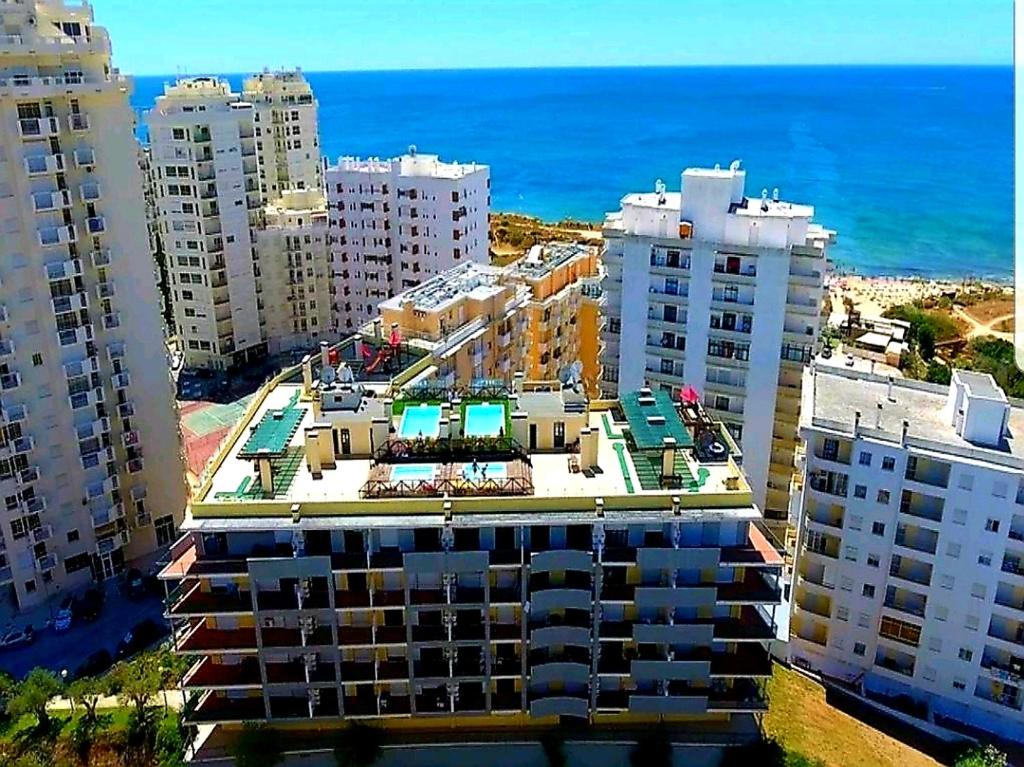 una vista aérea de un edificio junto al océano en Ocean Breeze - Terrace Pools, en Armação de Pêra