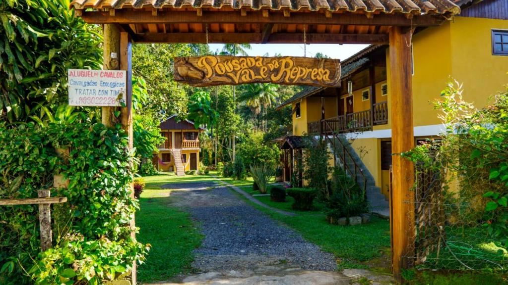 an entrance to a resort with a sign that reads samoan at Pousada Vale da Represa in Visconde De Maua