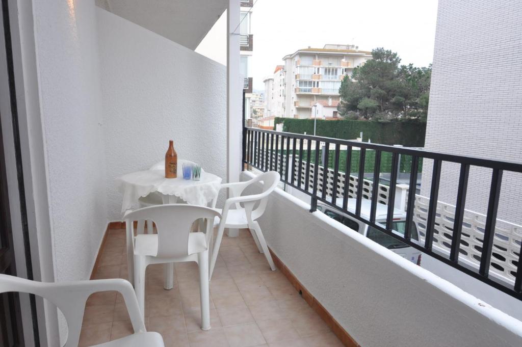 a balcony with a table and chairs on a balcony at RNET - MTA Apartaments A2 in Roses
