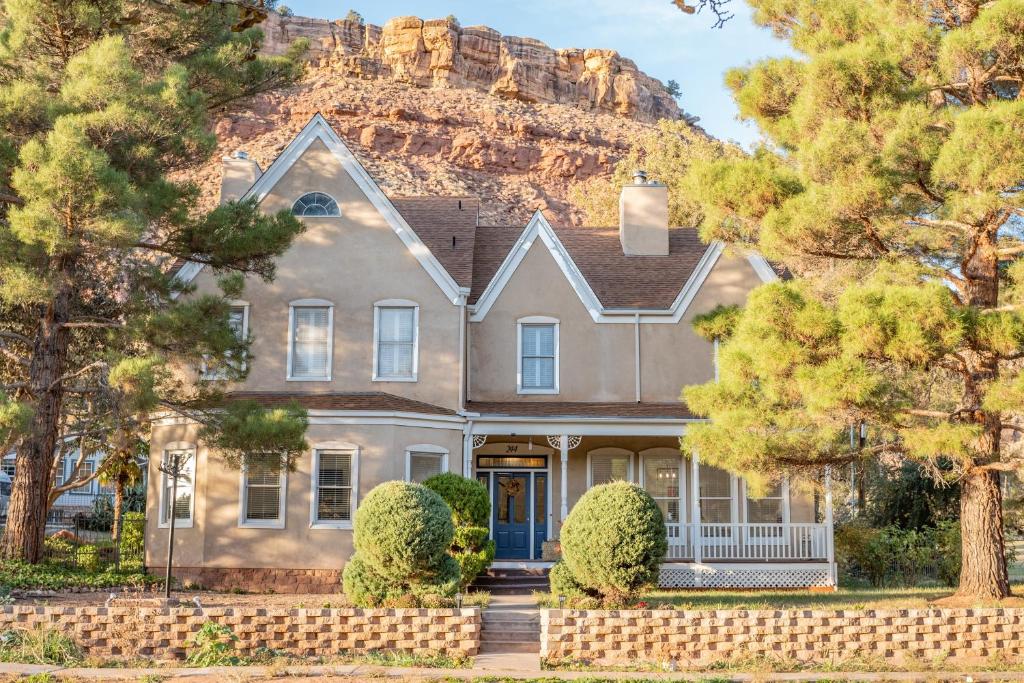 una casa con una montaña en el fondo en Tyler Inn at Zion, en Rockville