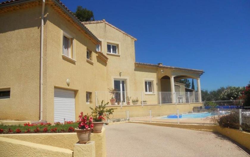 una casa grande con piscina frente a ella en Chambres d'Hôtes : chez Mamie Riclaude en Orsan