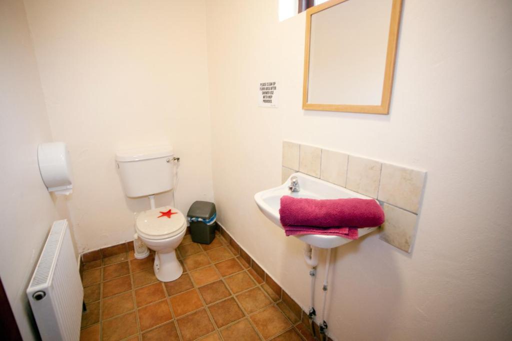 Koupelna v ubytování Aille River Tourist Hostel and Camping Doolin
