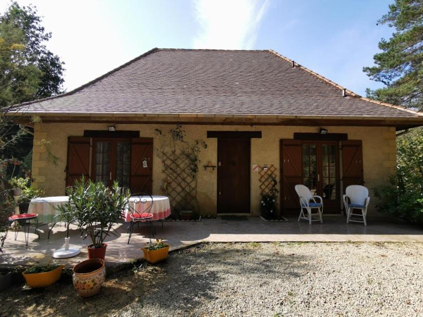 une petite maison jaune avec une table et des chaises dans l'établissement come chez nous, à Sarlat-la-Canéda