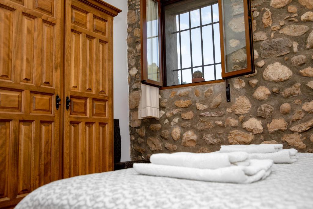 A bed or beds in a room at El Molinet del Governador