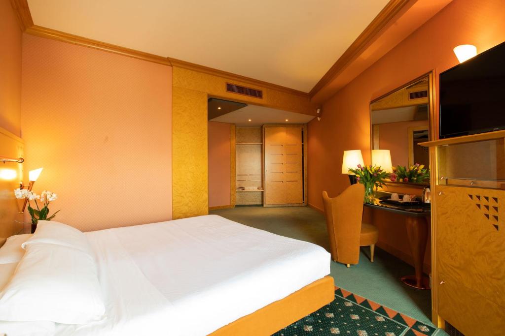Postel nebo postele na pokoji v ubytování SHG Hotel Antonella