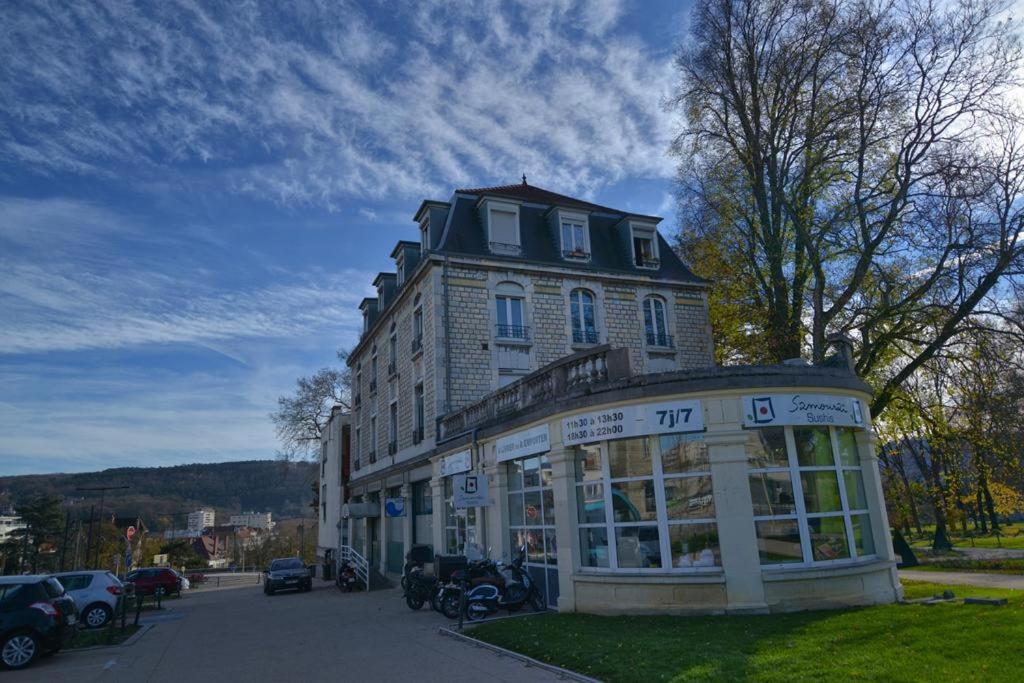 un edificio alto con una tienda delante en Appartment Les Suites Du Parc, en Besançon