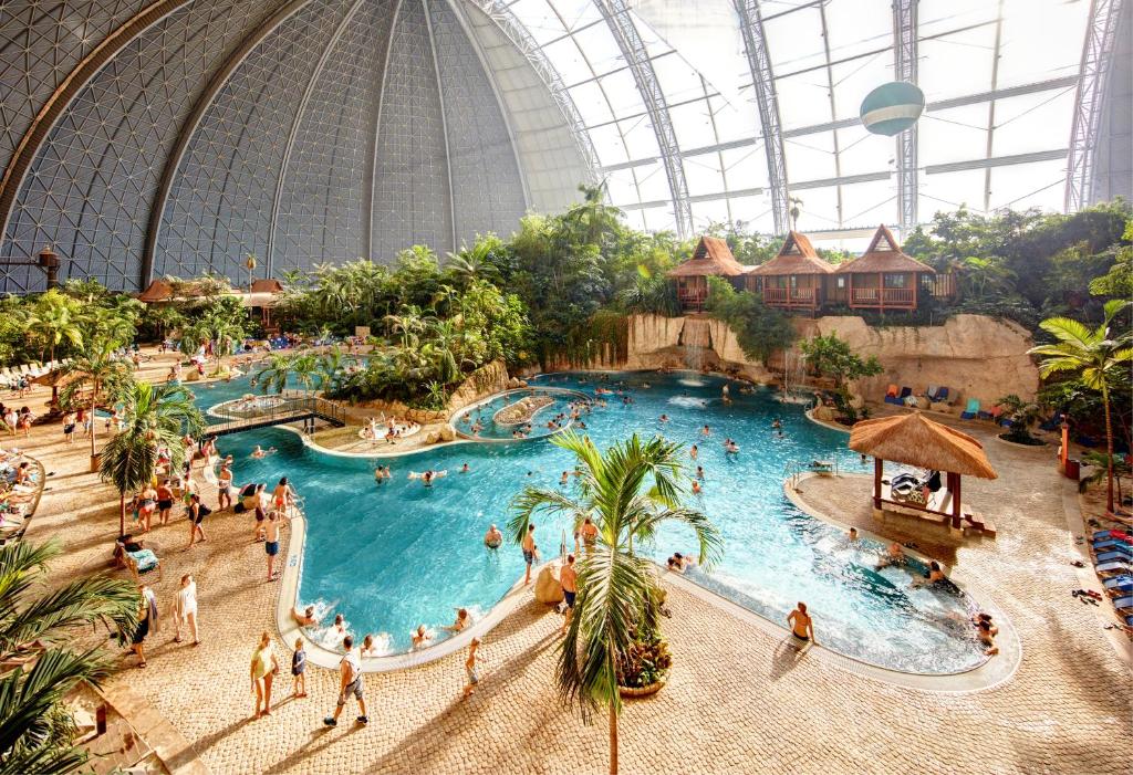 Bazén v ubytování Tropical Islands Resort nebo v jeho okolí