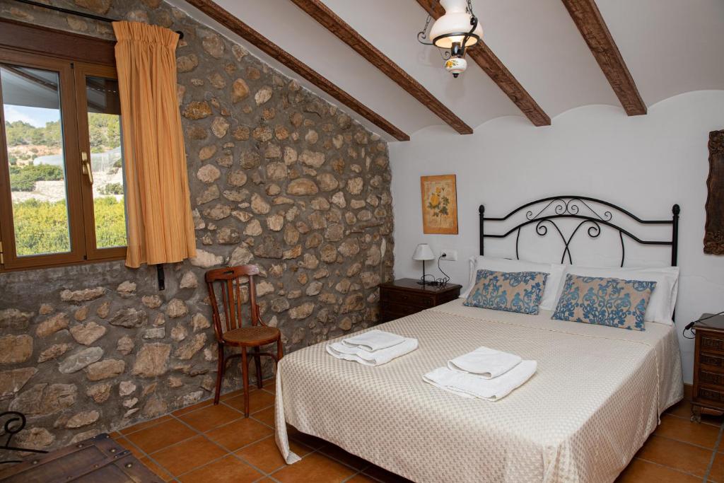 A bed or beds in a room at El Molinet del Governador- Apartamentos Rurales