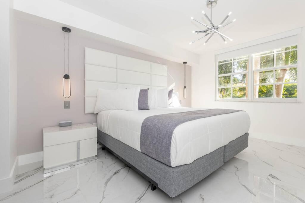 a white bedroom with a large bed and a ceiling fan at Yacht Club at Aventura Lux 2 Bed 2 Bath Brand New 2021 in Aventura