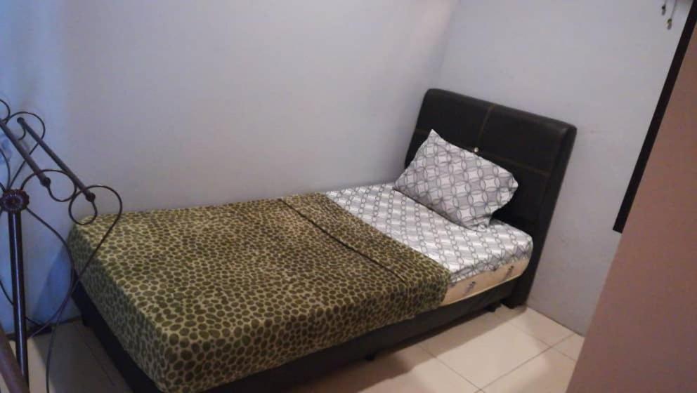 Postel nebo postele na pokoji v ubytování Ghazrins Hotel Dataran Larkin
