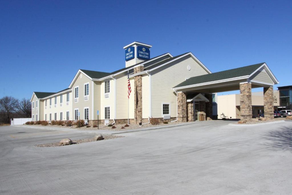 een groot wit gebouw met een klokkentoren bovenop bij Cobblestone Hotel & Suites - Seward in Seward