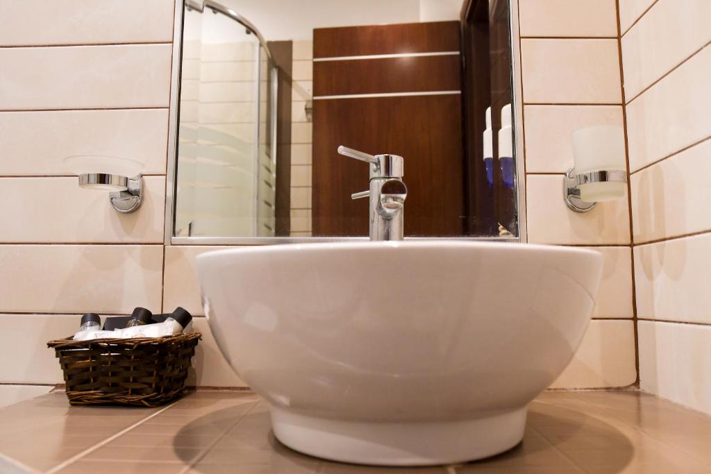 Koupelna v ubytování Avra Hotel