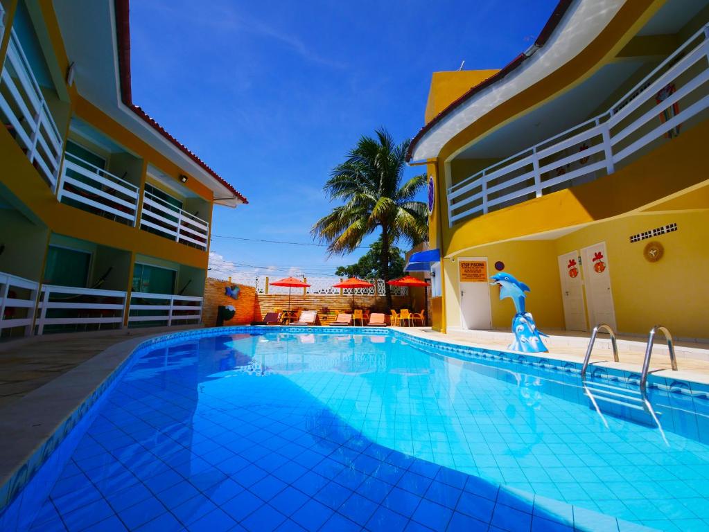 una piscina frente a un edificio en Pousada Recanto dos Corais, en Porto de Galinhas