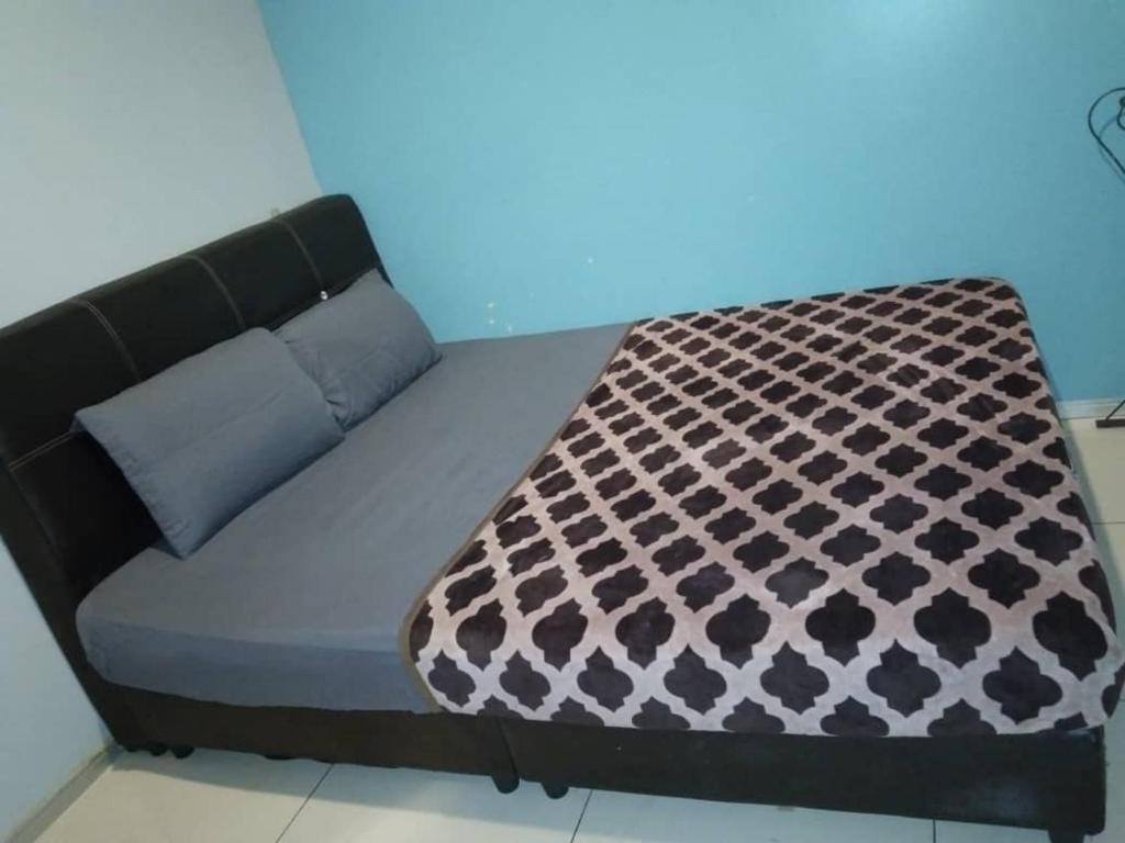 Postel nebo postele na pokoji v ubytování Ghazrins Hotel Dataran Larkin